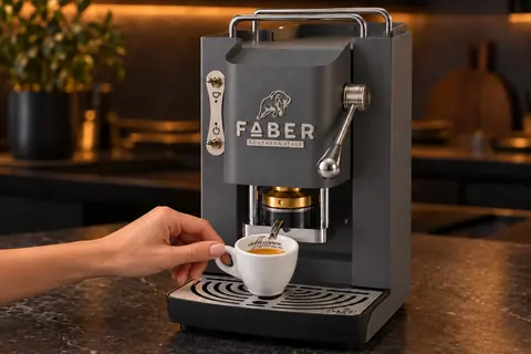 Espresso genießen. Cortese-Espressotasse ohne Untertasse am Henkel greifen